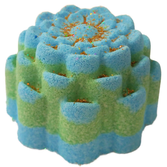 Experience Posh Brats’ Ocean Breeze Fizzy Bath Bomb, a flower-shaped treat rich in moisturizers. Alternating blue and green layers mimic waves, with gold glitter adding sparkle. Enjoy refreshing sea salt and citrus scents.